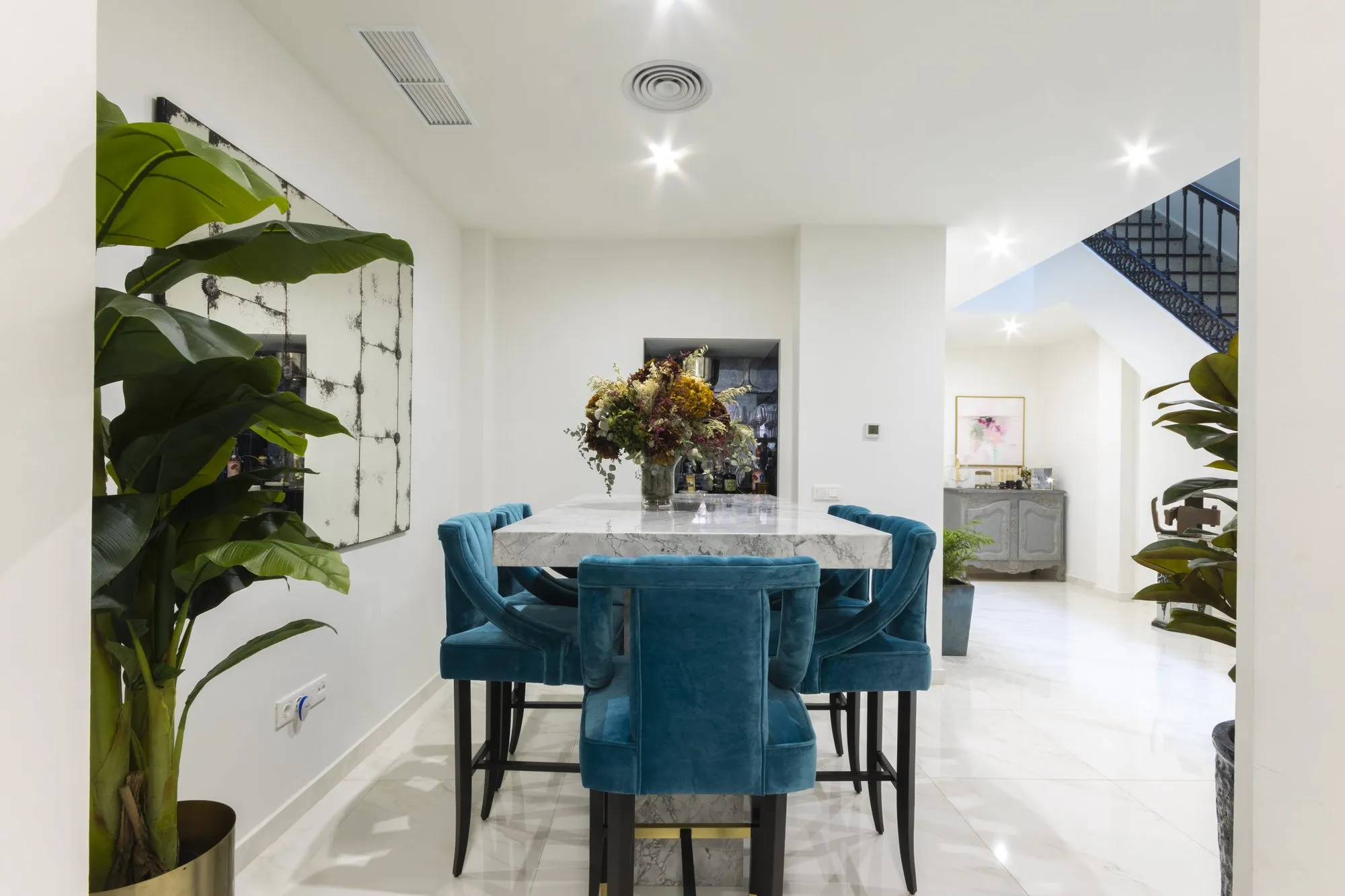 Comedor de una casa reformada por Stylo 10, con carpintería y acabados a medida