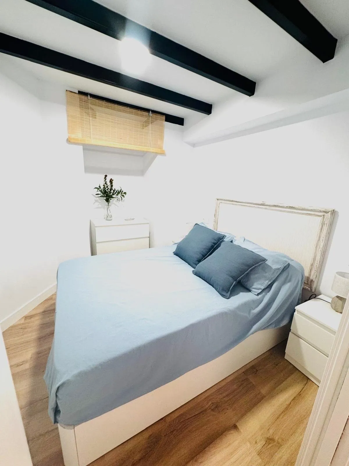 Dormitorio vigas, edificio calle Perú Fuengirola — obra entregada por Stylo 10