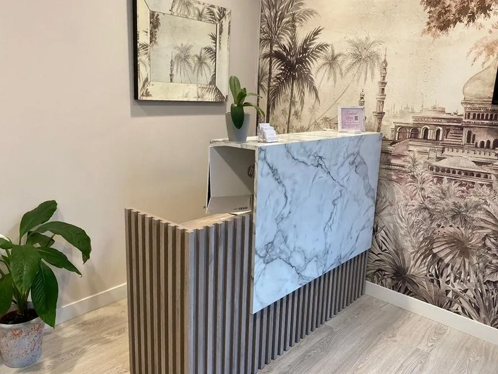 Recepción de un centro de estética reformado por Stylo 10 en Córdoba