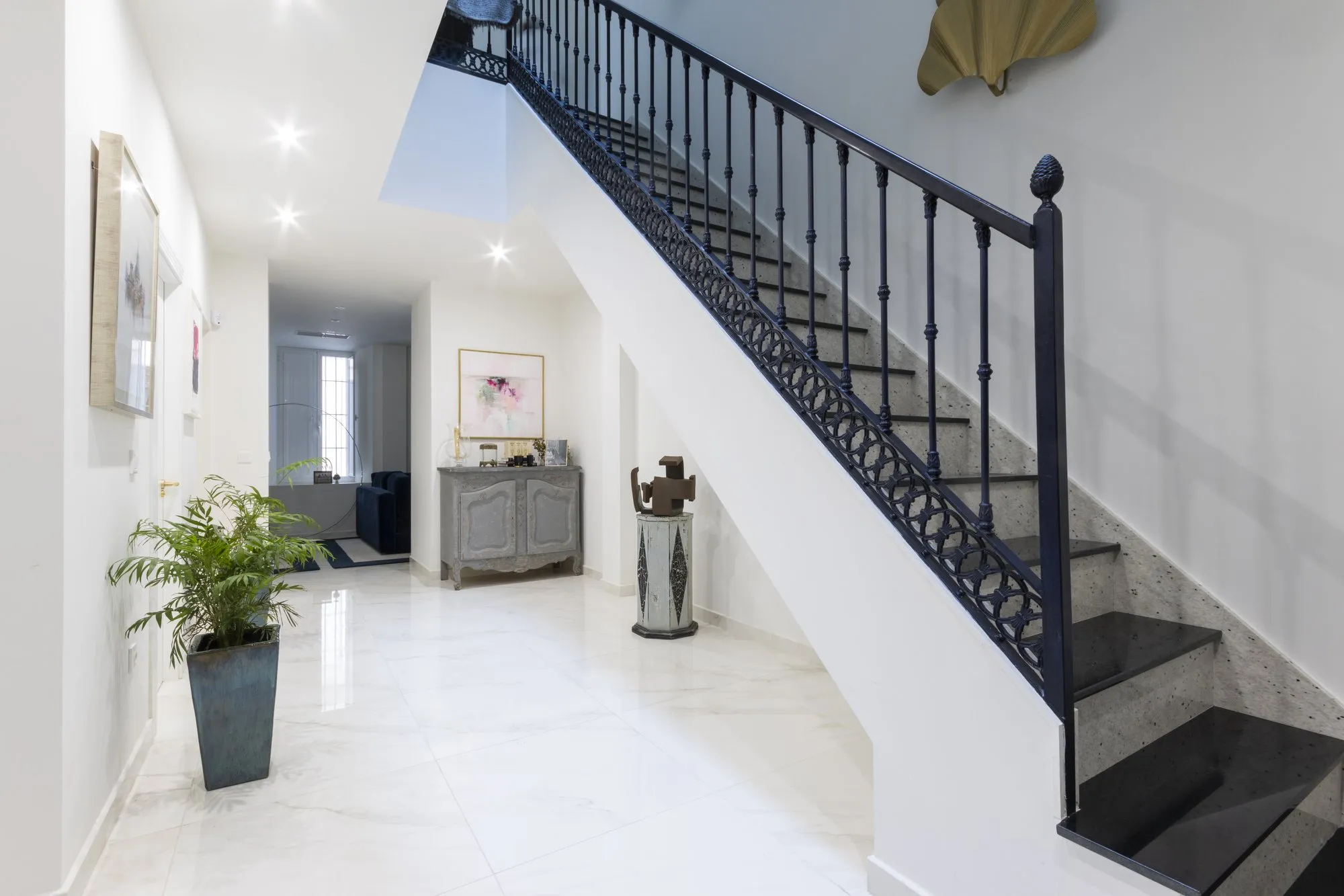 Escalera y recibidor de una casa reformada por Stylo 10