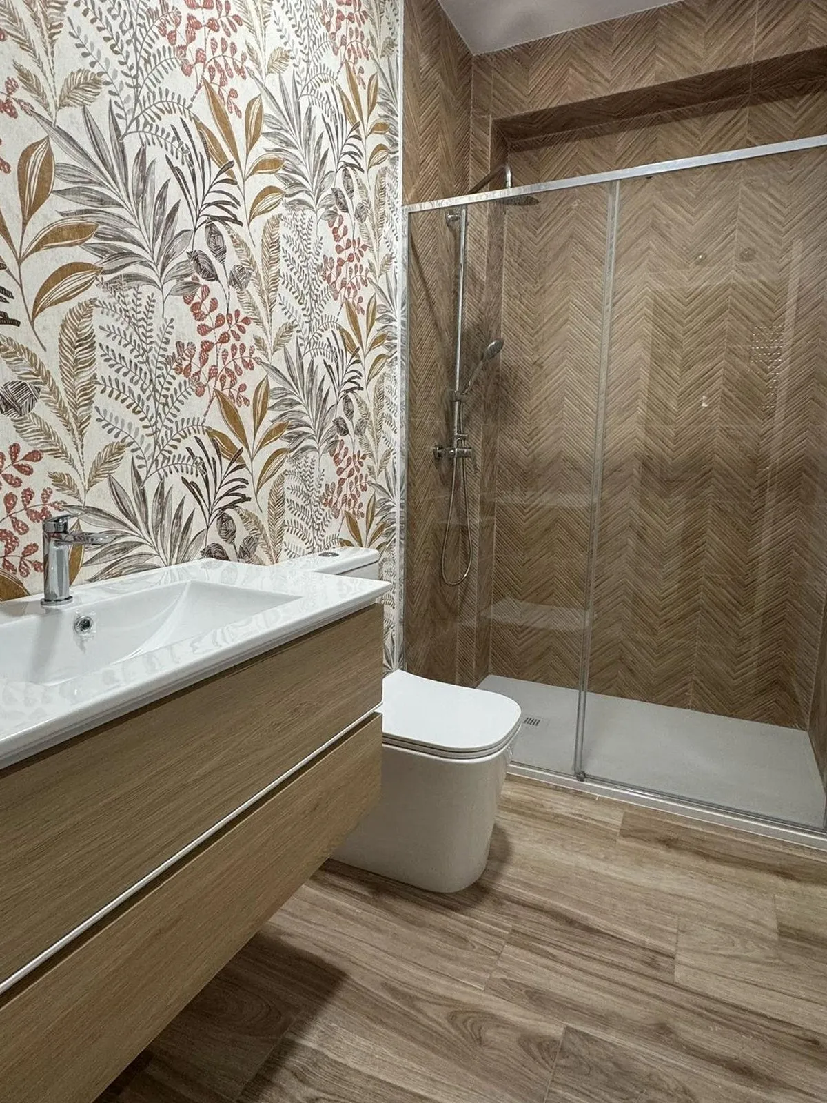 Baño botánico, edificio calle Perú Fuengirola — obra entregada por Stylo 10