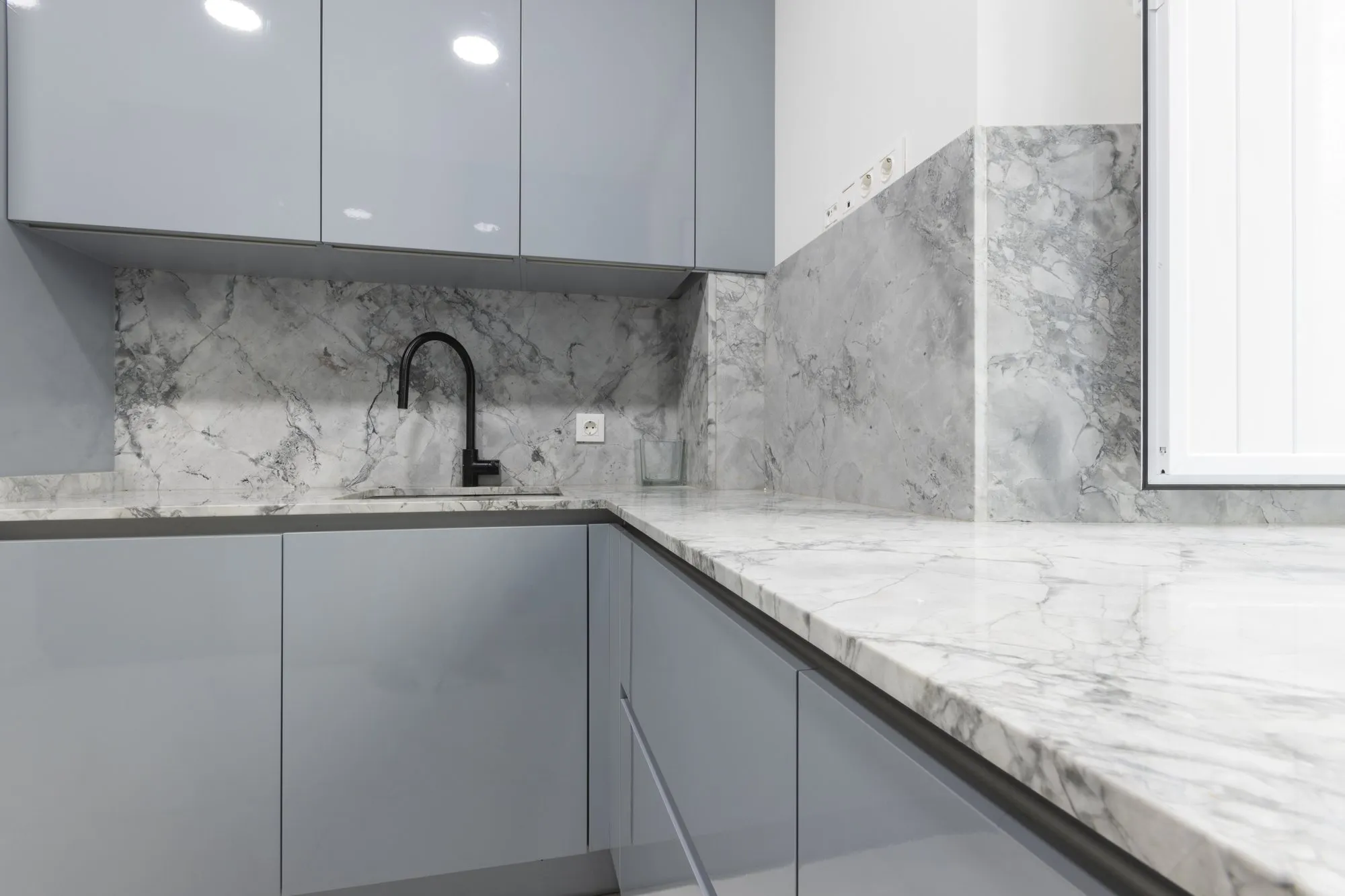 Cocina encimera mármol, casa Bescansa Sevilla — obra entregada por Stylo 10