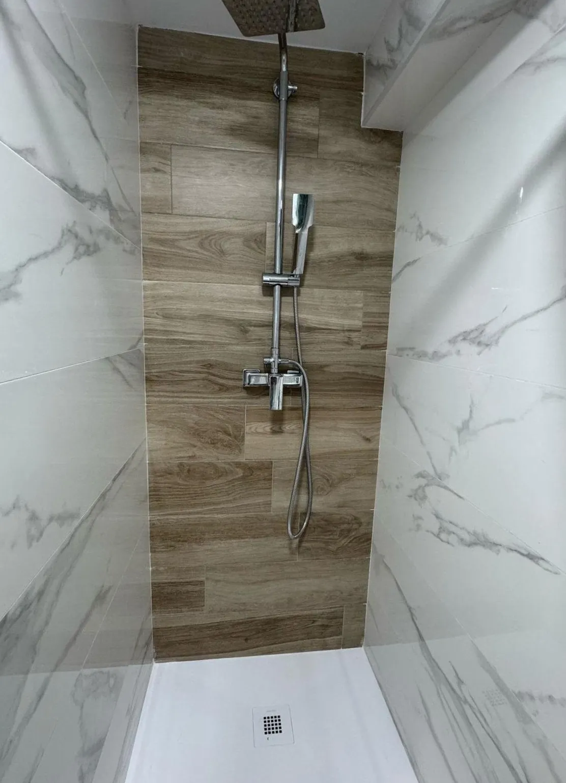 Baño ducha mármol, edificio calle Perú Fuengirola — Stylo 10