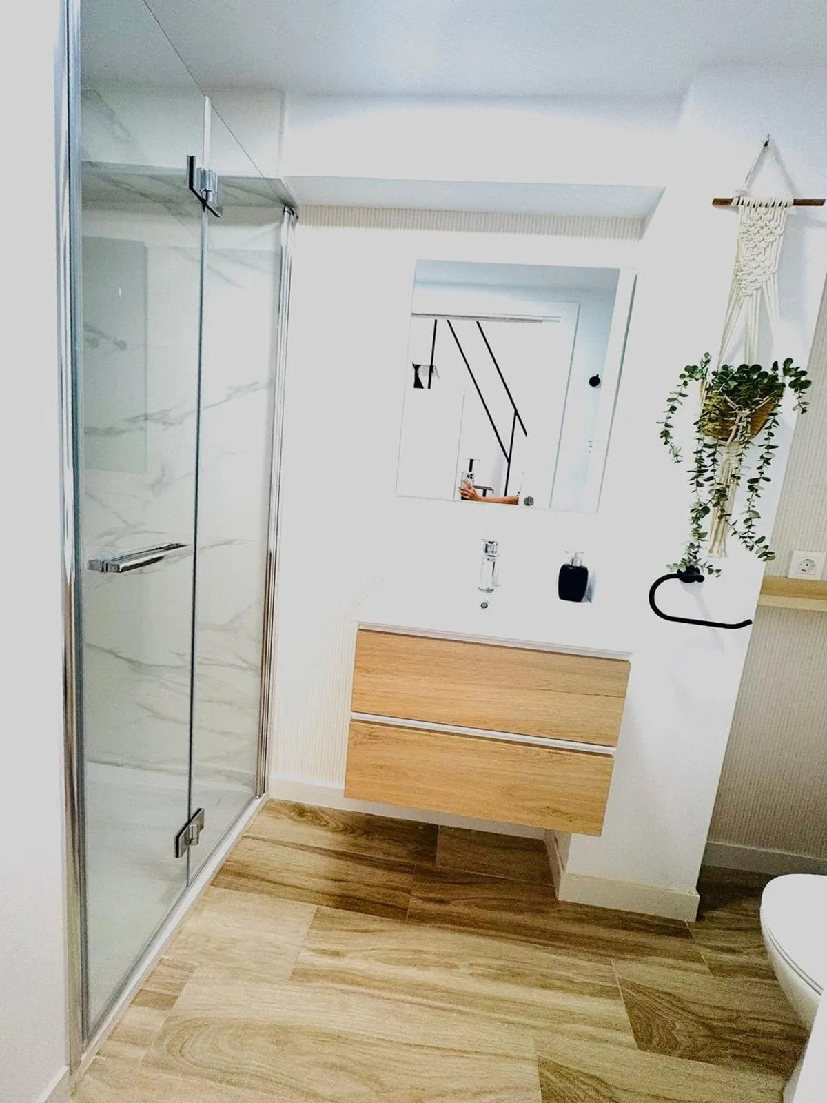 Baño luminoso, edificio calle Perú Fuengirola — Stylo 10