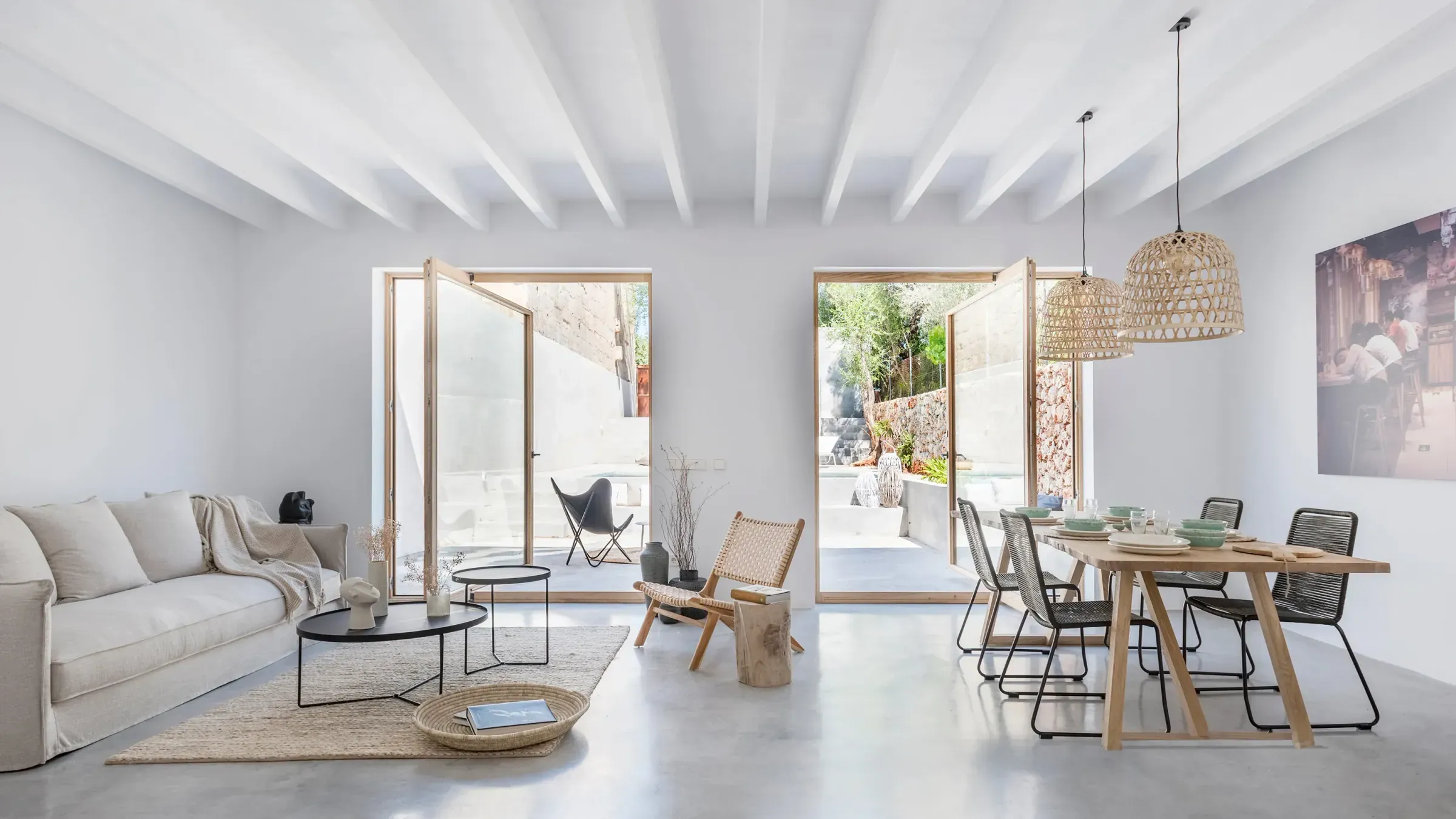 Casa unifamiliar reformada por Stylo 10, con distribución nueva y acabados a medida