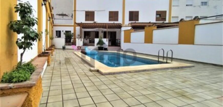 Chalet en venta en Villa Del Río. Vivienda de lujo con piscina.