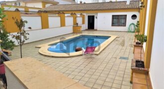 Chalet en venta en Villa Del Río. Vivienda de lujo con piscina.
