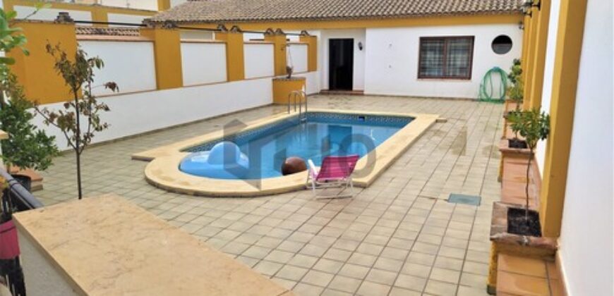 Chalet en venta en Villa Del Río. Vivienda de lujo con piscina.